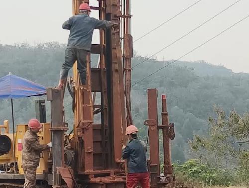 山區打深水井視頻（2）